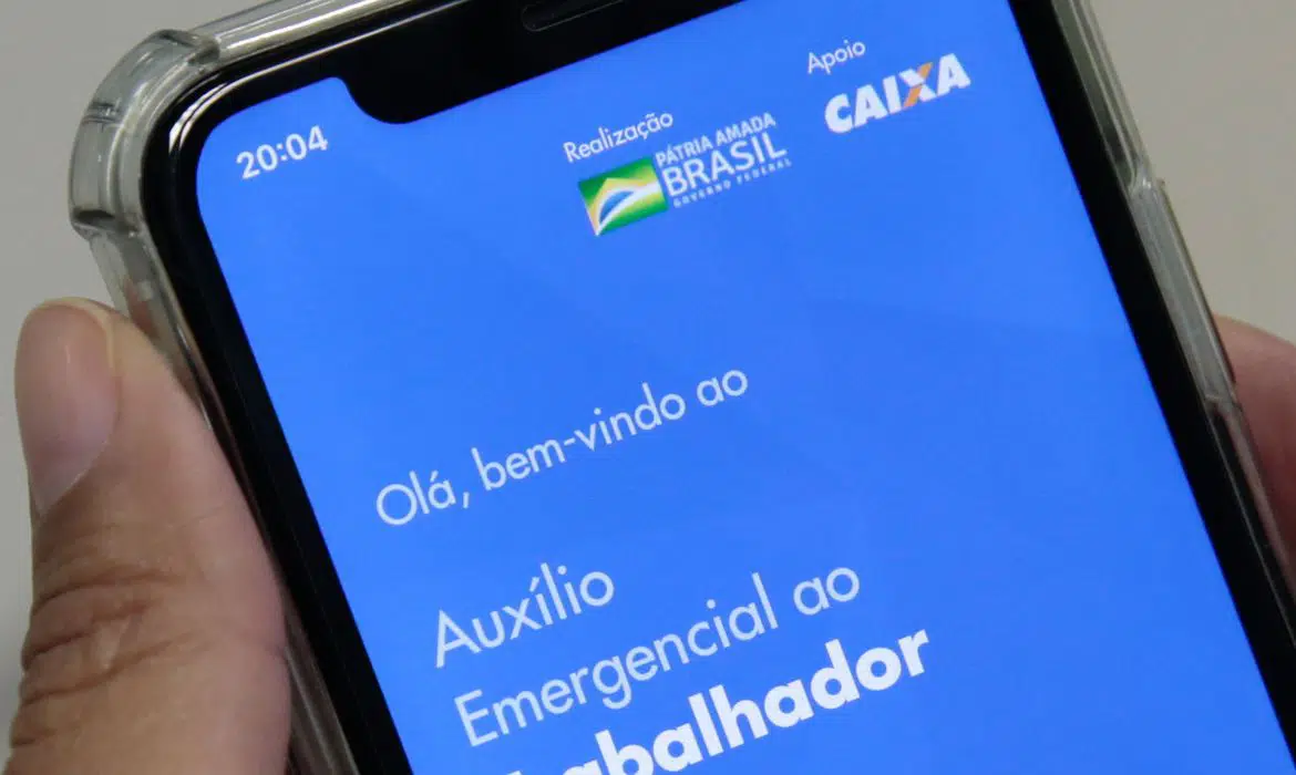 Trabalhadores nascidos em fevereiro recebem hoje primeira parcela do auxílio Trabalhadores nascidos em fevereiro recebem hoje primeira parcela do auxílio